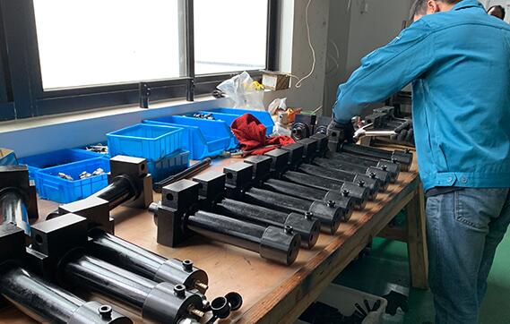 如何正确操作切管机以确保工人安全？